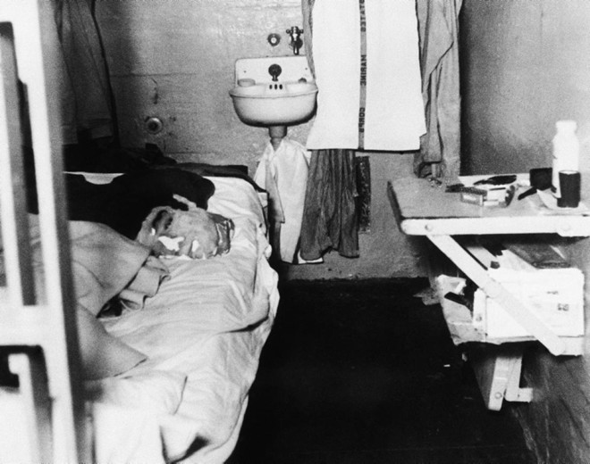 Vào năm 1962, Frank Morris cùng hai anh em Clarence và John Anglin đã lập kế hoạch tỉ mỉ trong nhiều tháng để chạy trốn khỏi nhà tù Alcatraz khét tiếng được canh gác cẩn mật. Ba tên tội phạm này sử dụng nhiều công cụ trong đó như mũi khoan được lắp ráp từ động cơ của máy hút bụi, để khoan xuyên qua các lớp bê tông cũ kỹ trên trần nhà.
