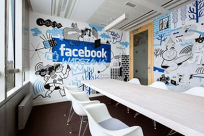 Ngoài ra, Facebook còn có vô vàn ưu đãi “đếm mãi không xuể”. Khi vào công ty làm việc, Facebook sẽ cung cấp máy tính xịn theo yêu cầu của bạn, dù đó là Mac hay Linux. Nơi này còn cung cấp miễn phí các linh kiện máy tính thông qua một máy bán hàng tự động. Nhân viên chỉ cần quẹt thẻ làm việc trên máy là xong. Không chỉ vậy, Facebook còn sở hữu đội ngũ y bác sĩ, chuyên gia mát xa và trị liệu tâm lý, sẵn sàng giải quyết mọi vấn đề về sức khỏe cho nhân viên. Những nhân viên mới có con được hưởng lương cho 4 tháng nghỉ thai sản, được cung cấp dịch vụ giữ trẻ miễn phí, mỗi em bé mới sinh còn được tặng 4.000 USD. Ngoài ra, nếu nhân viên nữ muốn đông lạnh trứng, công ty sẽ trợ cấp cho họ 20 nghìn USD.