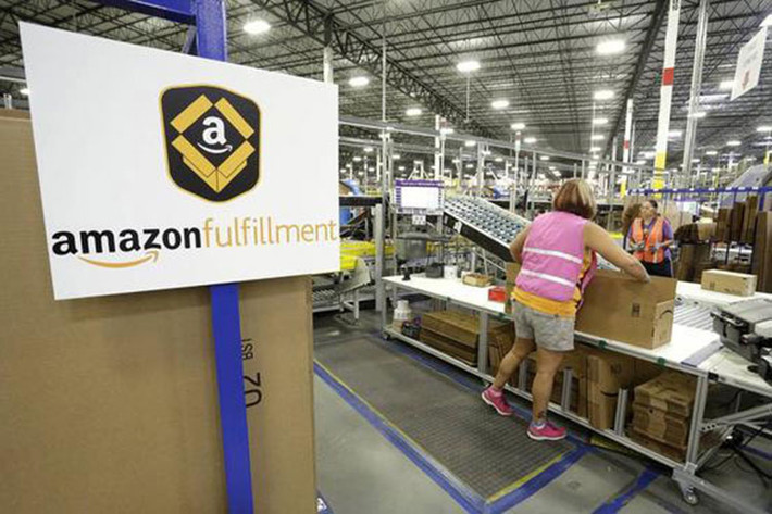 Amazon: Vợ đẻ, nhân viên nam được nghỉ ngay 6 tuần: Đây là điều mà nhiều nam giới mong đợi đã lâu. Theo chính sách của Amazon, những bậc cha mẹ mới có con hoặc mới nhận nuôi con sẽ được nghỉ 6 tuần có lương. Điều kiện để nhận được ưu đãi này là bạn đã làm việc ở công ty tối thiểu 1 năm. Amazon áp dụng chính sách này cho toàn bộ 100 nghìn nhân viên của họ.