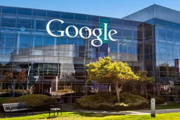 Khi một nhân viên của Google không may qua đời, vợ hoặc chồng của người mất sẽ nhận được toàn bộ cổ phần của bạn đời, đồng thời tiếp tục nhận 50% lương của người đó trong suốt 10 năm. Con cái của nhân viên này sẽ nhận được 12 nghìn USD trợ cấp sinh hoạt cho đến hết 18 tuổi. Đặc biệt, dù bạn mới vào làm 1 ngày ở Google, bạn cũng hoàn toàn có quyền hưởng ưu đãi này. Chẳng trách đây được coi là công ty có chế độ phúc lợi kỳ lạ nhất thế giới.