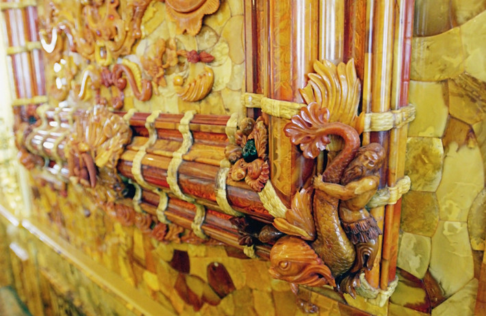 Nhiều giả thuyết được đưa ra để lý giải số phận của căn phòng hổ phách như nó bị phá hủy trong chiến tranh hay bị Đức quốc xã cất giấu ở một địa điểm bí mật chưa ai tìm ra... Cho đến nay, rất nhiều chuyên gia, thợ săn kho báu khát khao tìm thấy kho báu cực giá trị này.