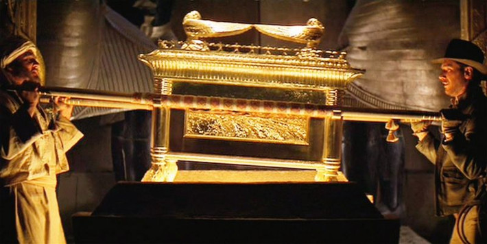Hòm giao ước (Ark of the Covenant) là một trong những kho báu mà con người khát khao tìm thấy nhất. Theo Kinh thánh, chiếc hòm này là vật phẩm được tạo nên bởi Chúa trời dài 1,1m, chiều rộng và chiều cao là 0,65m. Được làm bằng gỗ keo, dát vàng nguyên chất cả bên trong lẫn bên ngoài, hòm giao ước được dùng để lưu giữ các thánh vật linh thiêng như 2 phiến đá cổ khắc 10 điều răn của Chúa.
