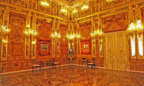 Căn phòng hổ phách (Amber Room) được ví như kỳ quan thứ 8 của thế giới được vua Phổ Friedrich I ra lệnh xây dựng năm 1701 nhằm trang trí cho cung điện Charlottenburg. Được xây dựng trong 10 năm và hoàn thành vào năm 1711, các vách ngăn của phòng đều được làm từ 450 kg hổ phách cùng lượng lớn vàng lá nguyên chất khiến nó trở thành kho báu giá trị.