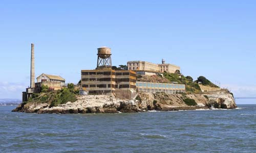 Nhà tù liên bang Alcatraz được coi là một trong những nơi đáng sợ nhất trên thế giới, giam giữ tội phạm khét tiếng. Nhà tù khét tiếng này nằm trên hòn đảo cùng tên, ngoài khơi bờ biển San Francisco (Mỹ). Vì nằm cách xa bờ, trong khu vực nước lạnh, dòng chảy mạnh và nhiều sương mù, Alcatraz từng được coi là nhà tù có hệ thống an ninh mạnh nhất từ 1934-1963. Sau khi đóng cửa năm 1963, nhà tù này trở thành điểm đến yêu thích cho du khách khắp mọi nơi trên thế giới. Ảnh: Amazonaws.