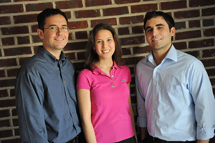 Geoff, Dave, và Catherine Cook là 3 anh em và cũng là đồng sáng lập của trang mạng xã hội nổi tiếng “MyYearbook”. Đây là mạng cộng đồng dành cho giới trẻ đang ngồi trên ghế nhà trường. Ban đầu, bộ ba lập ra trang web này với mục đích tạo ra không gian thích hợp để kết bạn bởi họ vừa bước chân vào trường mới. Lúc ấy, Catherine mới 15, Dave mới 17 và Facebook vẫn chưa phải là thương hiệu quen mặt với mọi nhà như bây giờ. MyYearbook nhờ vậy mà đã thành công hơn cả mong đợi, đem lại khối tài sản thương mại khổng lồ cho ba anh em Geoff.
