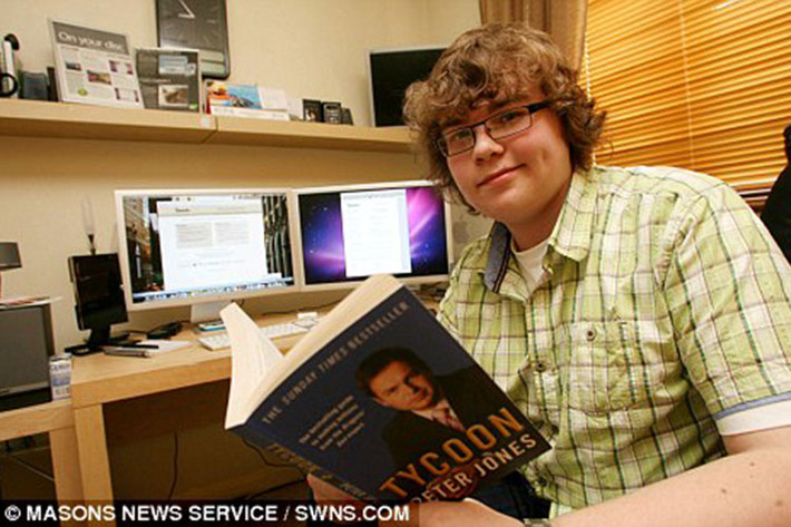 Christian Owens là một fan của Steve Jobs. Năm 16 tuổi, Owens đã kiếm được hơn 3 tỷ đồng. Từ nhỏ, Owens đã sớm được tiếp xúc với máy tính và được sử dụng một chiếc Macbook. Khi lên trung học, cậu bé tự mày mò học thiết kế trang web. Năm 14 tuổi, Owens thành lập công ty thiết kế đầu tiên, trở thành người sáng lập Mac Bundle Box và bắt đầu cuộc sống của một triệu phú trẻ tài năng.