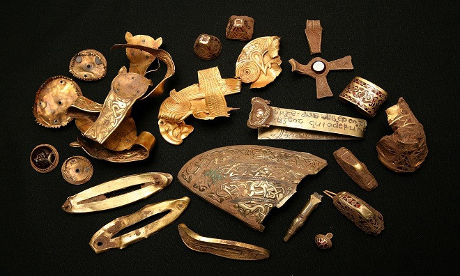 Terry Herbert phát hiện kho báu vàng, bạc thời Anglo-Saxon lớn nhất trên khu ruộng gần Hammerwich, Staffordshire, Anh năm 2009. Theo ước tính, tổng cộng có hơn 3.500 miếng vàng, bạc được ông Herbert tìm thấy có giá hơn 4 triệu USD.