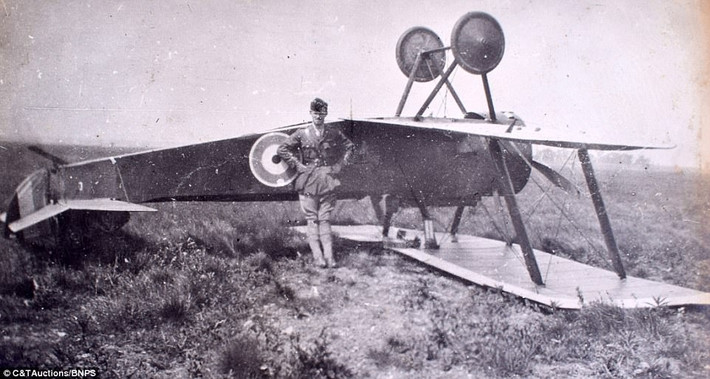 Vào ngày 1/4/1918, chính phủ Anh kết hợp hai lực lượng không quân riêng lẻ là Quân đoàn Bay Hoàng gia Anh và Cục Hải quân Không quân Anh thành một và lấy tên là Không quân Hoàng gia Anh (RAF). Đại úy Denis Carey thuộc RAF đóng tại Delting, gần Maidstone, hạt Kent đã thu thập những bức ảnh quý giá này trong thời gian diễn ra Chiến tranh thế giới 1.