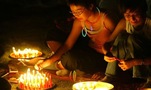 "Những đứa trẻ lớn tuổi, nghịch ngợm sẽ đốt khoảng 20 - 30 cây nến cùng một lúc. Khi ấy, chúng tôi khoảng 12 tuổi", ông Alfred nhớ lại.
