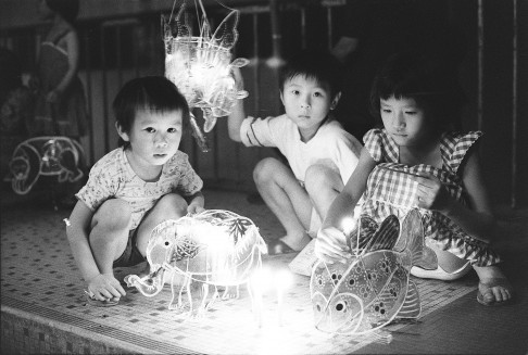 Vào mỗi dịp Tết Trung thu, các gia đình thường tụ họp, quây quần bên nhau đề thể hiện tình yêu thương, gắn kết giữa các thành viên và ăn mừng ngày lễ lớn này.