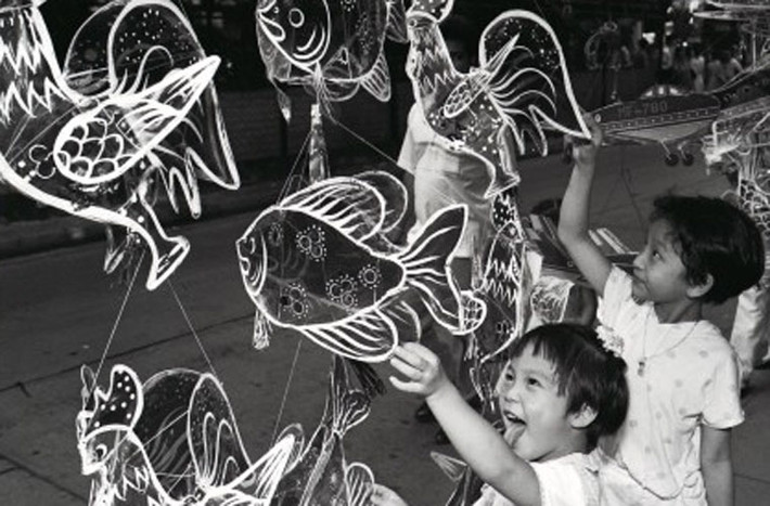 Nhiều người chọn bãi biển, mái nhà để thưởng thức bầu không khí tuyệt vời đêm Trung thu.