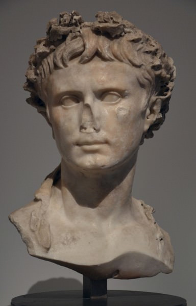 Theo giáo sư Ian Morris, Augustus lúc đó giữ một lượng của cải cá nhân tương đương với 1/5 nền kinh tế La Mã lúc bấy giờ.