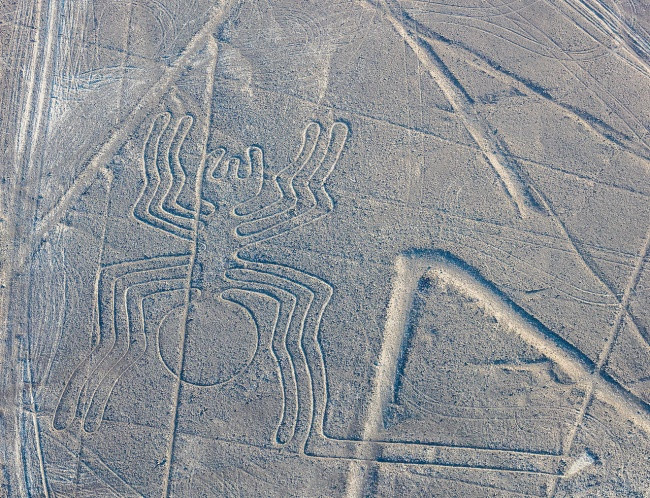Sự biến mất của nền văn minh Nazca là một bí ẩn nổi tiếng thế giới. Người Nazca nổi tiếng với những hình vẽ khổng lồ trên bề mặt sa mạc Nazca ở Peru. Có giả thuyết cho rằng người Nazca là người ngoài hành tinh. Tuy nhiên, các nhà khoa học đã phát hiện ra người Nazca sử dụng hình vẽ khổng lồ để nói chuyện với các vị thần bằng cách di chuyển theo những đường nét ở trên mặt đất.
