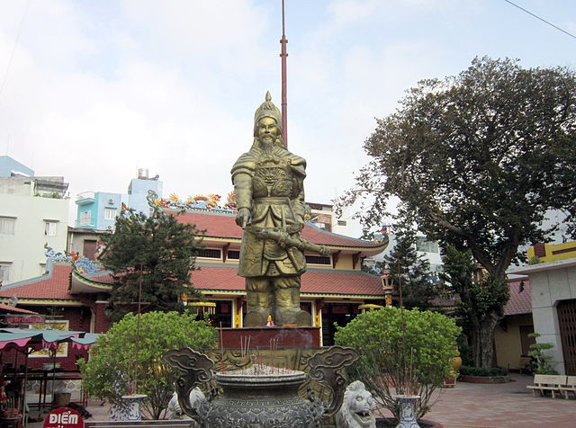 Trong buổi đầu, con cháu nhà Trần đều được đặt theo tên các loài cá như: Trần Lý (cá chép), Trần Thừa (cá Dưa), Trần Liễu (cá Leo), Trần Thị Dung (cá Ngừ)… Sở dĩ có điều này là bởi tổ tiên của nhà Trần vốn làm nghề đánh cá nên họ đặt tên con cháu theo các loài cá.