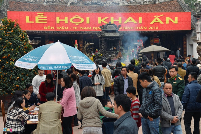 Lễ khai ấn đền Trần hàng năm diễn ra giữa đêm 14, rạng sáng 15 tháng giêng âm lịch. Lễ Khai ấn có từ năm 1239, mục đích là triều đại nhà Trần thực hiện nghi lễ tế tiên tổ.