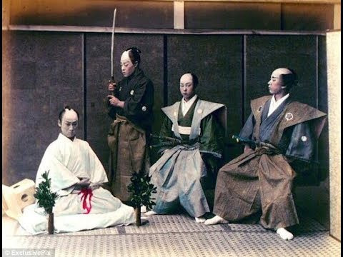 Võ sĩ Samurai mổ bụng tự sát được gọi là Seppuku, thường diễn ra theo nghi lễ riêng. Theo luật của các Samurai, mổ bụng tự sát là cách giúp các chiến binh tránh rơi vào tay quân thù. Tuy nhiên, nó cũng được dùng làm hình phạt đối với các Samurai phạm tội. Những người cảm thấy hổ thẹn cũng thực hiện nghi lễ này nhằm lấy lại danh dự của bản thân.