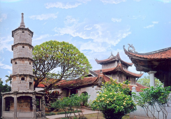 Tượng phật nghìn tay nghìn mắt hiện ở chùa Bút Tháp. Bức tượng được nghệ nhân họ Trương tạc ra vào năm 1655 dưới thời nhà Hậu Lê.