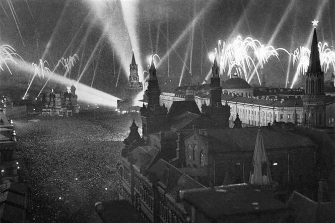 Pháo hoa mừng chiến thắng trên Quảng trường Đỏ ở Moskva, ngày 9/5/1945. Từ đó, ngày 9/5 hằng năm trở thành “Ngày Chiến thắng”, tôn vinh những giá trị đích thực của thắng lợi lịch sử này cũng như sự hy sinh to lớn của nhân dân các nước, trong đó có Liên Xô trong cuộc chiến vì tự do và phồn vinh của nhân loại.