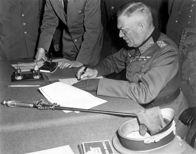 22 giờ 43 phút ngày 8/5/1945, tại ngoại ô thủ đô Berlin của Đức (0 giờ 43 phút ngày 9/5 theo giờ Moskva), Thống chế Wilhelm Keitel, đại diện toàn quyền được uỷ nhiệm của nước Đức Quốc xã đã ký văn bản đầu hàng không điều kiện Liên Xô và các nước đồng minh, chấm dứt Chiến tranh thế giới lần thứ hai tại châu Âu. Sự thất bại của phát xít Đức ở châu Âu đã tạo thế tiến công tiêu diệt quân phiệt Nhật ở Viễn Đông, dẫn đến việc Nhật ký văn kiện đầu hàng không điều kiện ngày 2/9/1945, chính thức kết thúc Thế chiến thứ hai.