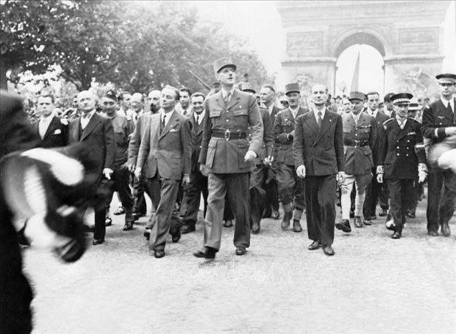 Tướng Pháp Charles de Gaulle cùng đoàn tuỳ tùng của mình dạo bước qua Khải Hoàn Môn sau khi Paris được giải phóng, ngày 28/8/1944.