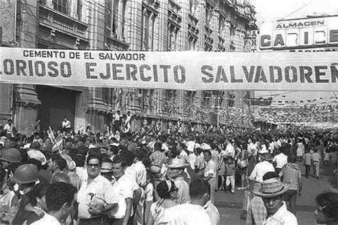 Trận bóng đá năm 1969 là nguyên nhân trực tiếp và sâu xa, bắt nguồn từ tranh chấp chủ quyền biên giới và căng thẳng về vấn đề dân nhập cư của 2 nước. Năm 1969, khoảng 300.000 người El Salvador vượt biên qua vịnh Fonseca (vùng tranh chấp giữa hai nước), nhập cư bất hợp pháp vào Honduras, khiến căng thẳng giữa hai nước leo thang. Tổng thống Honduras ra lệnh trục xuất nhiều người El Salvador. Trong bối cảnh đó, trận đấu bóng đá giữa hai nước là giọt nước làm tràn ly, dẫn đến xung đột vũ trang.