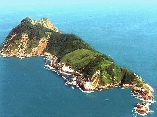 Đảo rắn tại Brazil sở hữu vẻ đẹp tựa thiên đường, có gần 400.000 con rắn độc cư ngụ. Hòn đảo này có tên Ilha da Queimada Grande, được xem là địa điểm du lịch kinh khủng nhất thế giới. Nó còn được biết đến với biệt danh " đảo chết".
