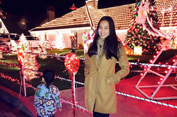 Người đẹp Dương Mỹ Linh đón Giáng sinh xa quê. Cô chia sẻ: "Giáng sinh đầu tiên xa Sài Gòn. Nhưng xa hay gần thì mình vẫn luôn mong và chúc tất cả các anh chị, bạn bè yêu thương một Giáng sinh an lành và ấm áp".