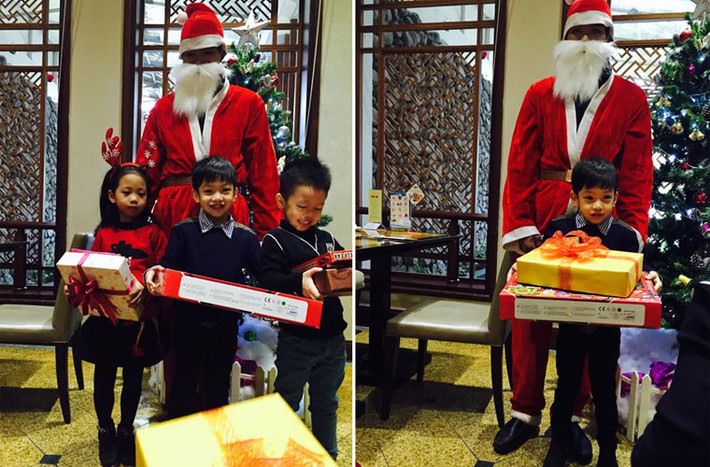 Hồ Ngọc Hà lại khoe hình cậu con trai Subeo nhận quà từ ông già Noel. Nữ ca sĩ chia sẻ: "Niềm vui của con, hạnh phúc của mẹ".