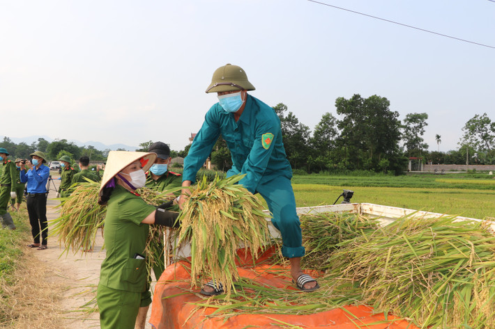 Anh Nguyễn Văn Trưởng, người dân xã Yên Thạch, huyện Sông Lô chia sẻ: “Tôi cảm thấy rất vui và xúc động trước việc làm của cán bộ chiến sỹ Công an địa phương đã tranh thủ thời gian để về cơ sở giúp dân thu hoạch lúa. Việc làm của các anh Công an rất đáng trân trọng”.
