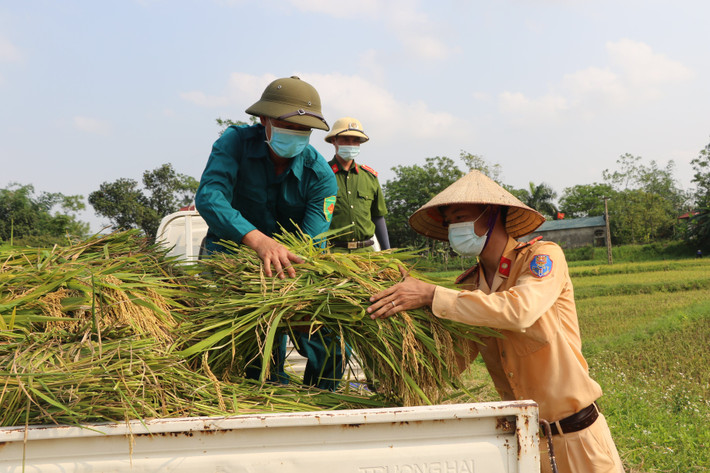 Trung úy Nguyễn Duy Tuấn, Phó Bí thư Chi đoàn Công an huyện Sông Lô chia sẻ, khi biết được thông tin một số hộ gia đình gặp khó khăn trong việc thu hoạch lúa do lao động chính của gia đình đang thuộc diện F1, F2, phải cách ly y tế theo quy định.