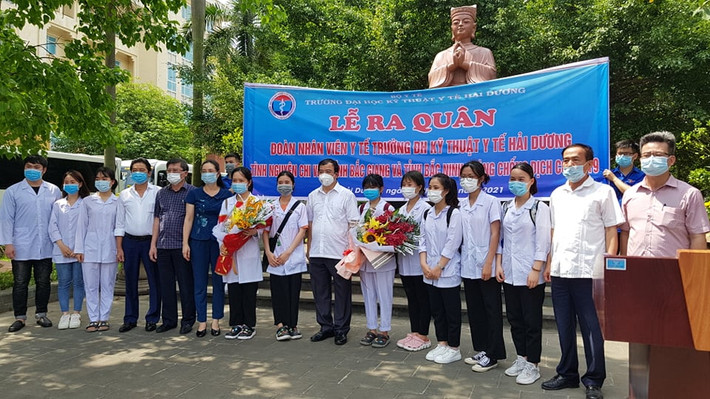 Ông Nguyễn Minh Hùng - Phó Chủ tịch UBND tỉnh Hải Dương cùng Giám đốc sở y tế và lãnh đạo trường đã tặng hoa cho đoàn giảng viên và sinh viên tham gia chi viện chống dịch đồng thời chúc đoàn sẽ hoàn thành xuất sắc nhiệm vụ.