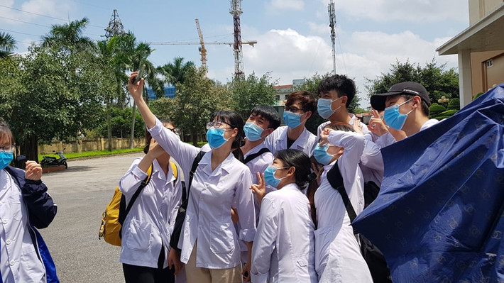 Phút nhí nhảnh của các sinh viên trước khi lên đường đến tâm dịch.