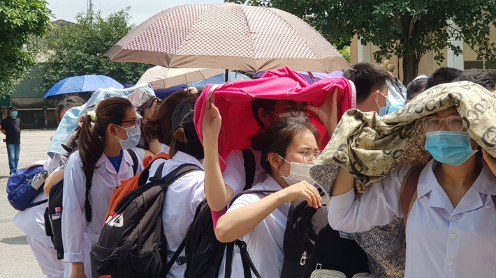 Giữa thời tiết nắng bức, các sinh viên y khoa bày tỏ sự quyết tâm, dốc sức cùng Bắc Giang, Bắc Ninh chống dịch khiến nhiều người xúc động.