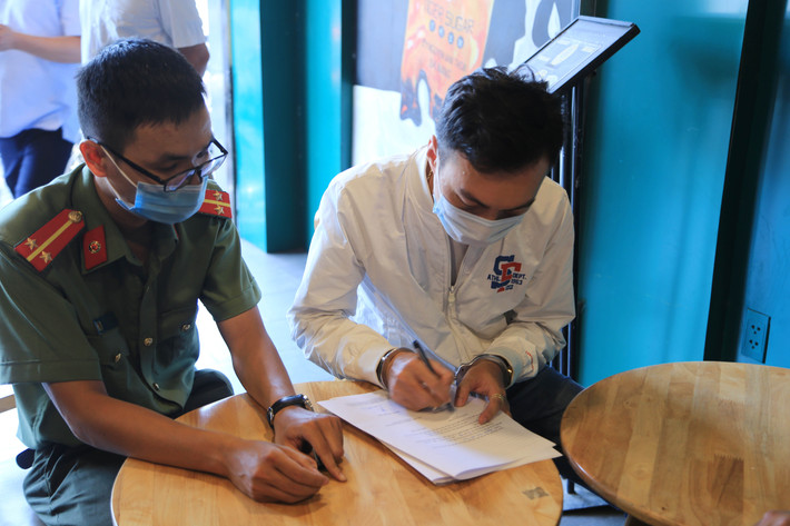 Đầu tháng 2/2021, có 14 người Hàn Quốc đã thông qua các trang mạng xã hội của Hàn Quốc để liên hệ với 1 người Hàn Quốc (là Giám đốc một công ty ở Việt Nam) để làm thị thực nhập cảnh, với chi phí khoảng 2.500 USD. Sau đó, Giám đốc người Hàn Quốc đã liên hệ với Tuấn đứng ra bảo lãnh cho các công dân Hàn Quốc nhập cảnh vào Việt Nam theo dạng chuyên gia để làm việc. Ảnh: CAĐN