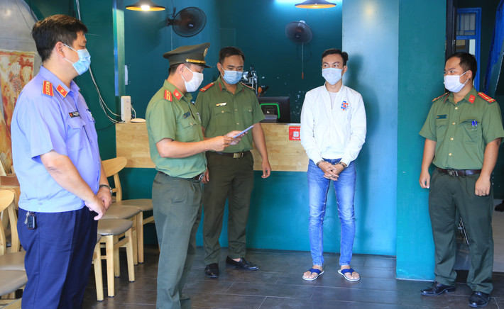 Trưa 12/5, Cơ quan An ninh điều tra Công an thành phố Đà Nẵng đã khởi tố bị can, bắt tạm giam Nguyễn Trần Anh Tuấn ((34 tuổi, quê quán Bình Thuận, tạm trú tại quận Sơn Trà, thành phố Đà Nẵng) đề điều tra hành vi đưa người nước ngoài nhập cảnh trái phép vào Việt Nam dưới hình thức chuyên gia.