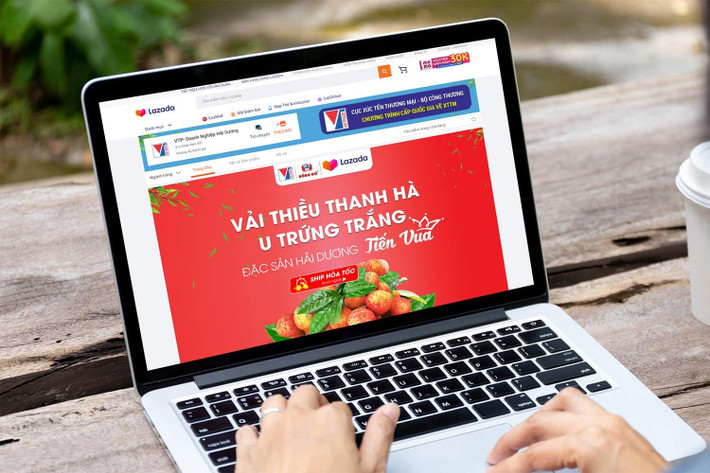 Lazada dự kiến sẽ phân phối vải thiều Thanh Hà với hình thức giao hàng nhanh trong 4 giờ đến tận tay người tiêu dùng tại Hà Nội và TP. Hồ Chí Minh để đảm bảo tối đa sự tươi ngon và hương vị đặc trưng của loại đặc sản này. Sau vải Thanh Hà, chúng tôi sẽ tiếp tục hợp tác chặt chẽ với Cục XTTM, cùng các đối tác và địa phương khác để đưa thêm nhiều đặc sản Việt Nam lên nền tảng thương mại điện tử Lazada. Qua đó, đáp ứng được nhu cầu của người tiêu dùng và mở thêm một kênh kinh doanh hiệu quả cho các doanh nghiệp, nhà bán hàng Việt”.