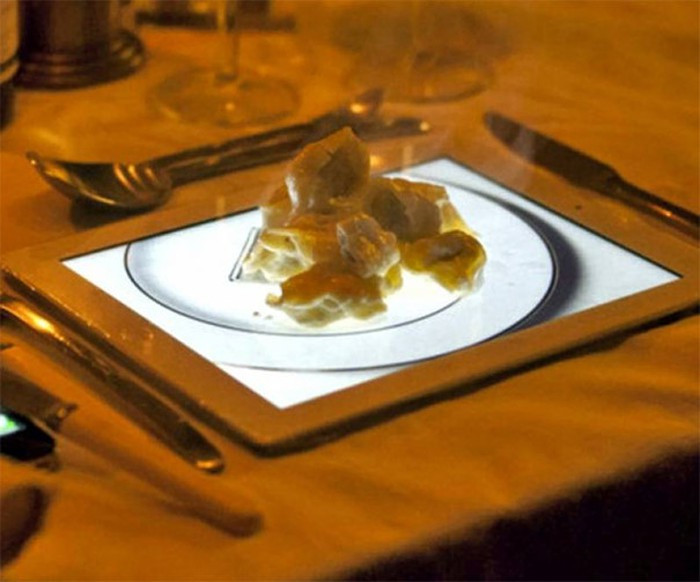 Món ăn được bày trên chiếc “đĩa” iPad.