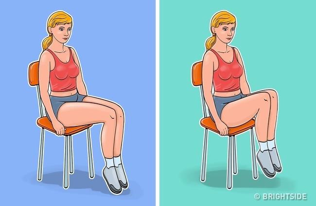 Xoay đầu gối: Động tác này tác động đến cơ hông và chân, giúp đốt cháy mỡ thừa ở hông, đùi và bắp chân. Cách thực hiện: Ngồi dựa lưng vào ghế, đặt hai chân sát nhau. Kéo 2 đầu gối về phía ngực. Bắt đầu xoay chân từ phải sang trái. Cố gắng giữ toàn bộ chân hoạt động, kể cả đùi và ngón chân. Lặp lại động tác này 10 lần.