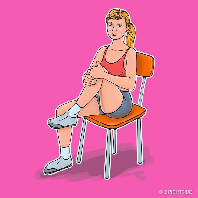 Kéo đầu gối về phía ngực: Bài tập này tác động đến cơ xiên, cơ bụng và hông. Cách thực hiện: Ngồi trên ghế với tư thế thoải mái nhất có thể. Đan hai tay vào nhau và kéo đầu gối bên trái chạm ngực. Giữ nguyên tư thế trong 3 giây rồi trở về vị trí ban đầu và đổi chân. Lặp lại 15 lần cho mỗi chân.