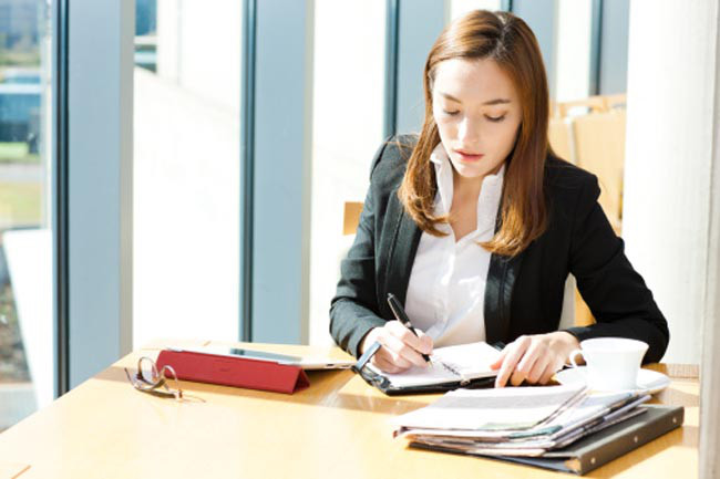 Làm việc quá mức: Theo nghiên cứu, một công việc nhàm chán, không tạo hứng thú cho bạn hoặc một công việc mà bạn phải làm việc quá giờ thường xuyên làm tăng nguy cơ mắc bệnh tim mạch và khiến cơ thể lão hóa sớm hơn.