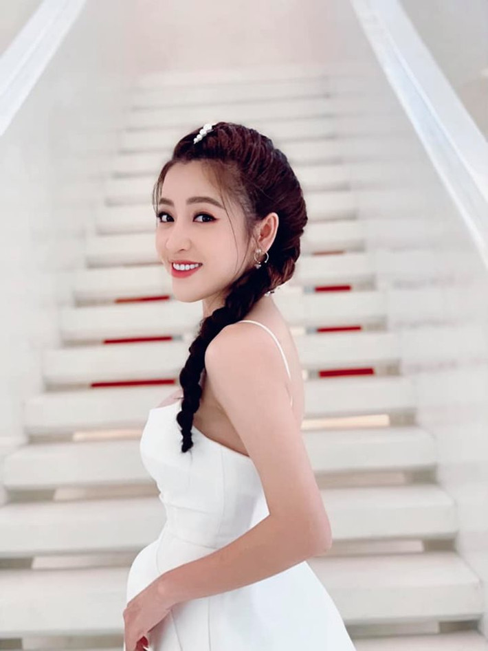 Nữ diễn viên trở nên xinh đẹp và quyến rũ trong chiếc đầm hai dây màu trắng.