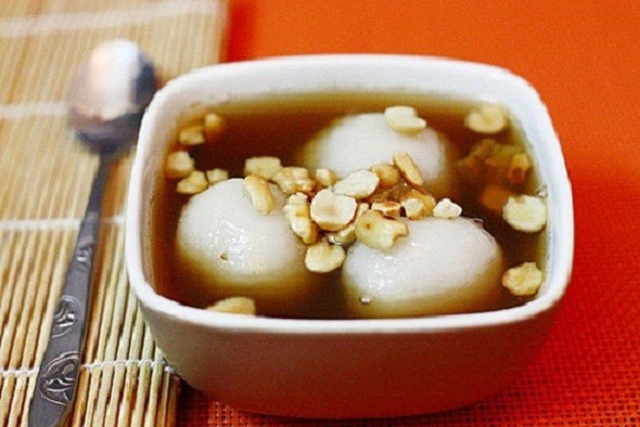 Bánh trôi tàu là một trong những món ăn Hà Thành rất hợp tiết thu, ngày nay được biến tấu với nhiều hương vị hơn. Ngoài nguyên liệu cơ bản là gạo nếp, đậu xanh, dừa, vừng... còn có nhân khoai môn, đậu đỏ...