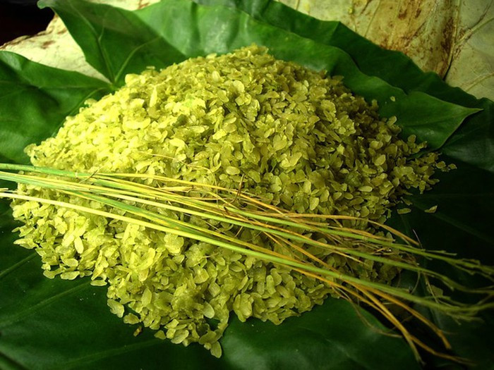 Cốm là một đặc sản hấp dẫn mà chỉ mùa thu Hà Nội mới có. Từ hạt cốm xanh thơm dẻo, người ta có thể chế biến thành các món ăn ngon như cốm xào, chè cốm, chả cốm, xôi cốm, bánh cốm…