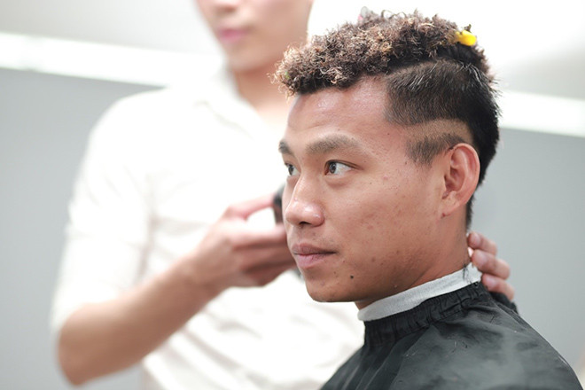 Trong khi đó, kiểu tóc mới của Văn Thanh cũng gây sốc không kém, rất nhiều người đã nhận ra đây chính là kiểu đầu Premlock từng gây bão từ tiền vệ Paul Pogba của Manchester United.