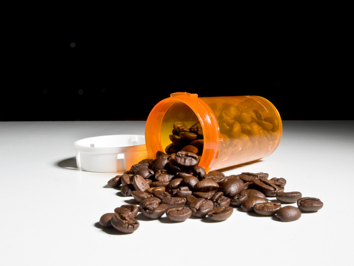 Giảm dần lượng caffeine mỗi ngày: Caffein là chất gây nghiện, vì vậy bạn không nên uống quá nhiều cà phê. Nếu thèm uống, hãy thử sử dụng decaf và chuyển dần sang sử dụng decaf mỗi ngày.