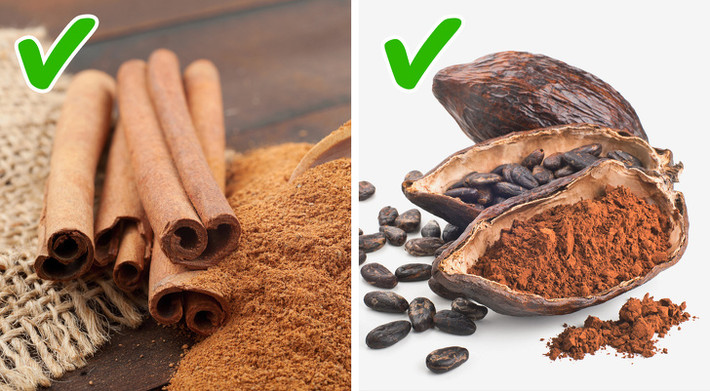 Thêm quế và ca cao vào cà phê: Ca cao sẽ giúp tăng cường chất chống oxy hóa trong cà phê, đồng thời giúp giảm lượng đường bạn phải dùng. Khi thêm ca cao, tách cà phê của bạn sẽ trở thành một ly mocha – loại cà phê có hương vị chocolate nhiều người ưa chuộng. Tương tự, quế cũng sẽ giúp chống oxy hóa mạnh, tăng thêm vị cay nồng cho tách cà phê.
