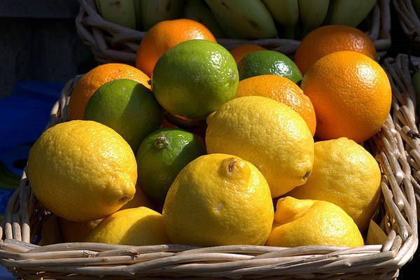 Hoa quả họ nhà cam: Vitamin C là một thực phẩm "vàng" cho mái tóc. Vì thế, nếu muốn mái tóc "chóng lớn", bạn cần thường xuyên ăn các loại quả bưởi, cam, quýt hay uống nước chanh.