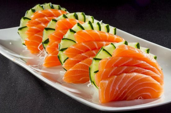 Cá hồi chứa rất nhiều chất giúp thúc đẩy sự phát triển của tóc như vitamin D và protein. Trong cá hồi còn chứa axit béo omega 3 có công dụng kích thích tóc càng mọc nhanh và giúp da đầu khoẻ mạnh.