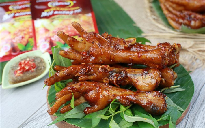 Những ngày mát trời thế này, cảm giác ngồi bên bếp than hồng nghe tiếng xèo xèo của chân gà nướng cùng mùi thơm tỏa ra, thú vị không kém việc thưởng thức. Từng chiếc chân với phần da dai giòn, thịt và gân bên trong chín tới rất vừa vặn, chấm với nước chấm mằn mặn chua cay có mùi quất sẽ làm cho dạ dày của bạn ấm nóng lên vì thích thú.