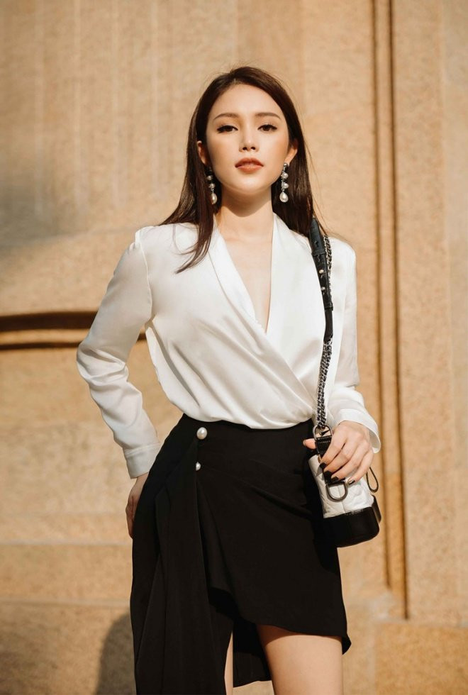 Linh Rin diện áo trắng phối với chân váy đen cách điệu đơn giản nhưng lại đầy quý phái. Ảnh: Internet.
